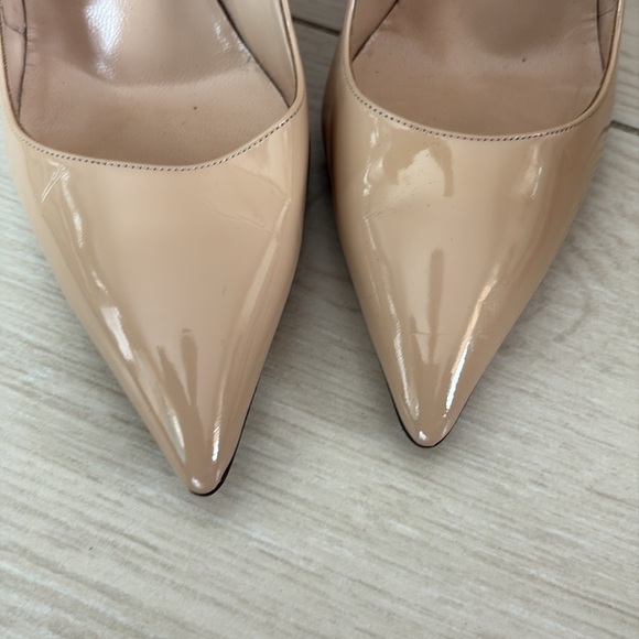 Manolo Blahnik Stiletto Heels with Pointed Toe and Glossy Finish - Picture 3 of 6
